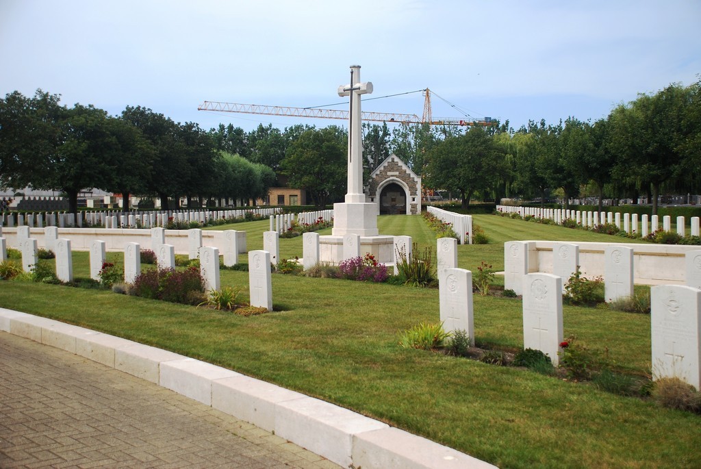 CWGC Great Cross in Oostende New Communal Cemetery.