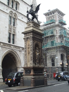 Monument to Temple Bar in Fleet St.