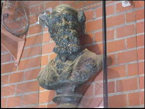 Dickens Statue