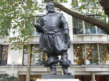 Statue of Captain John Smith in churchyard of St Mary le Bow