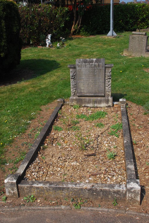 Tearle Corner grave K953 George 1902-1931 Edward Joseph T 1874-1933 and Jane nee Picton Vicarage Rd Cemetery Watford