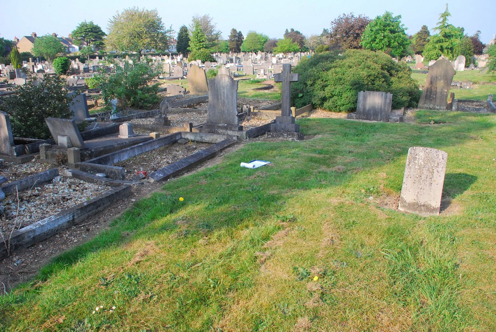 grass plot 1150L-CON William 1857-1933 Vicarage Rd Cemetery Watford