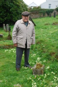 DSC_9620 Victor Tearle stands next to his fathers grave Lostwithiel